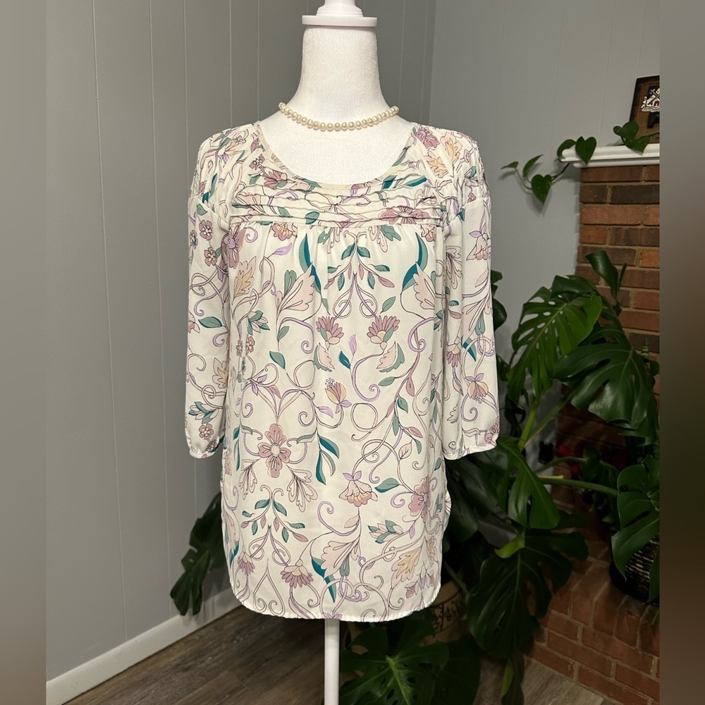 🛍️LC  Lauren Conrad 3/4 sleeve beautiful floral top excellent condition.